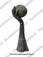 "Mondo nella Mano" - Scultura in Ferro Battuto